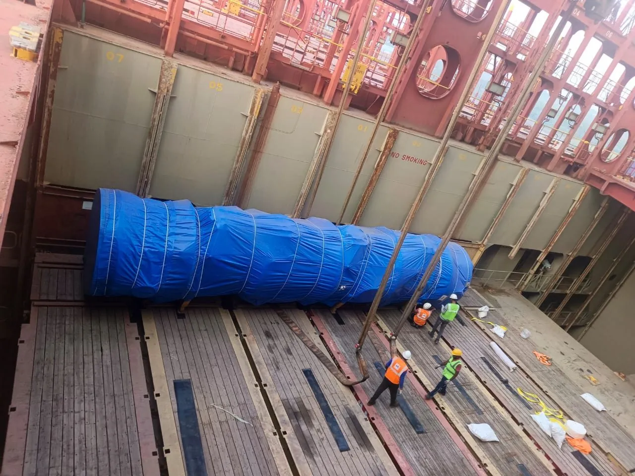 Wrapped process column stowed in a vessel hold