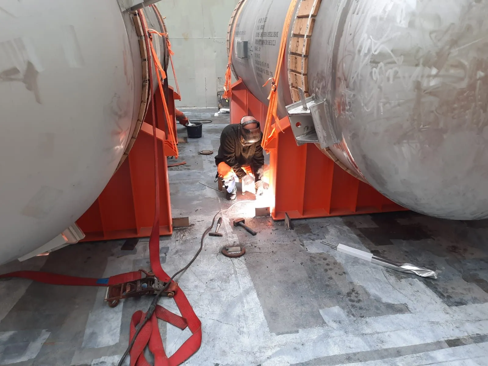 Sea-fastening welding between two pressure vessels in the hold