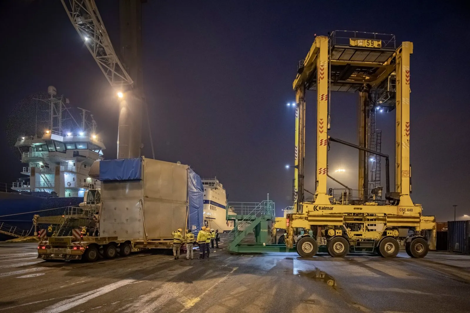 Night loading of a transformer module at the quay, Arkad project